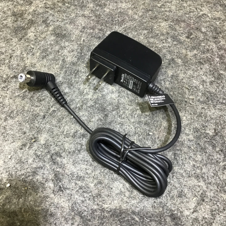【美品】マキタ(Makita) 充電式クリーナ(アイボリー)バッテリ内蔵式 10.8V2Ah 充電器付 CL115FDWI【桶川店】