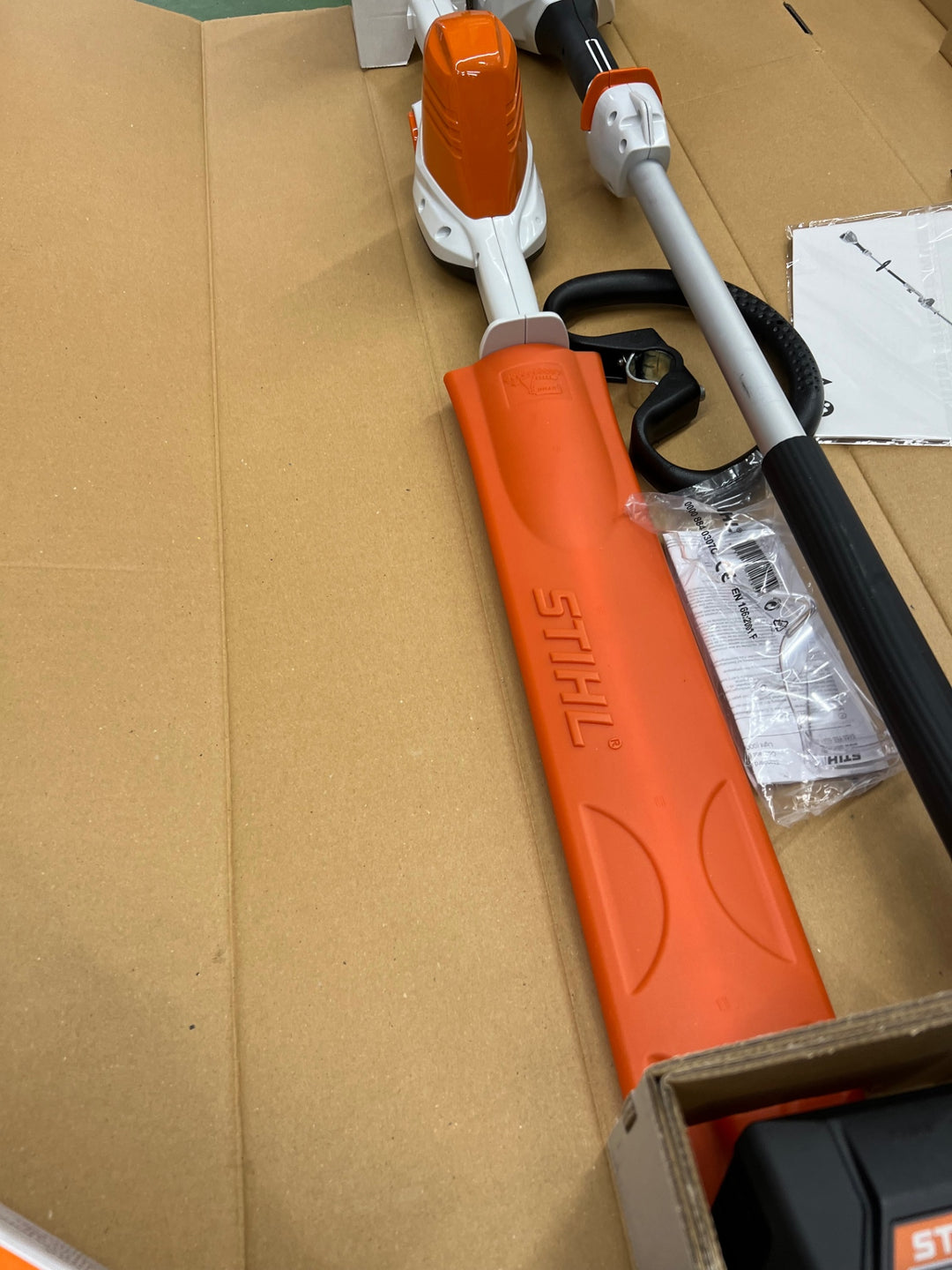 STIHL スチール HSA56 ヘッジトリマー ロングリーチヘッジトリマー バッテリー付 充電器付【桶川店】