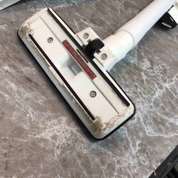 ◇パナソニック(Panasonic) コードレススティッククリーナー  ホワイト 本体のみ EZ37A3-W【八潮店】