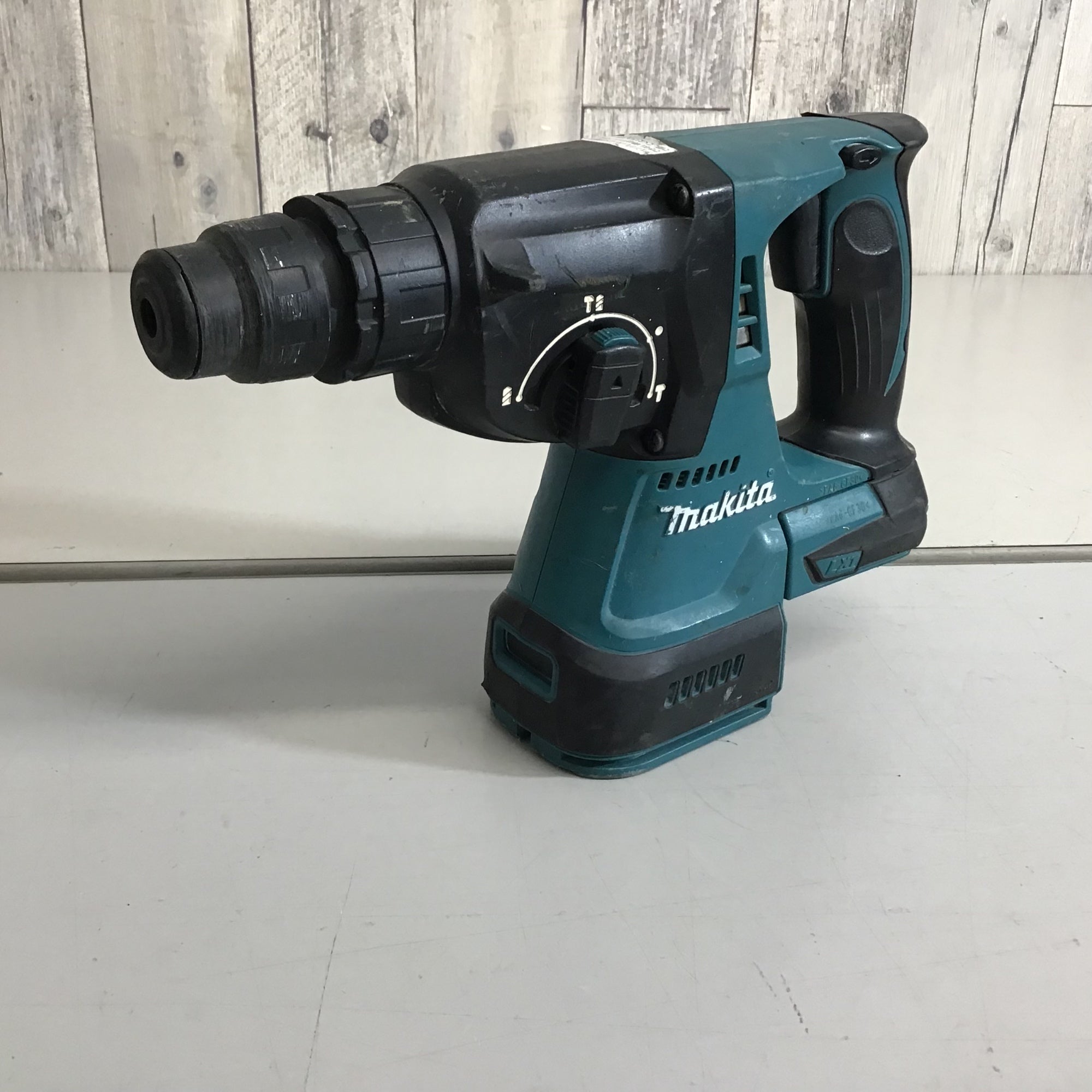 中古】〇マキタ コードレスハンマドリル HR242DZ【戸田店】 – アクト