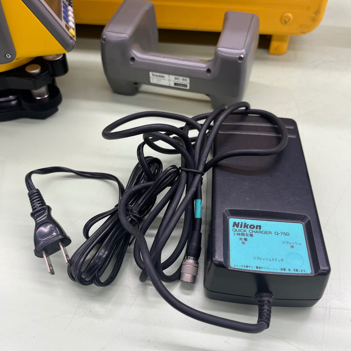 Trimble トリンブル トータルステーション M5 2NPL 測量機器 バッテリー 1個、充電コード付【越谷店】