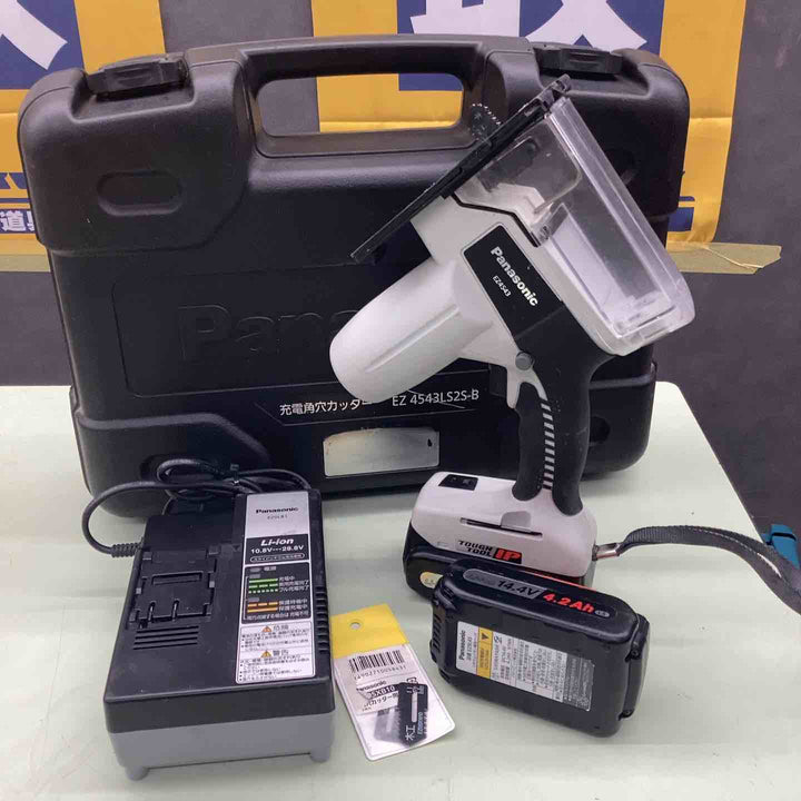 ◇パナソニック(Panasonic) コードレス角穴カッター EZ4543LS2S-B【草加店】