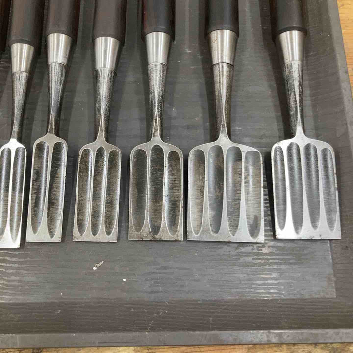 【中古品】 「東俊次」銘 鑿  のみ 10本組 黒檀柄 三ツ裏・四ツ裏 和工具 大工道具【柏店】
