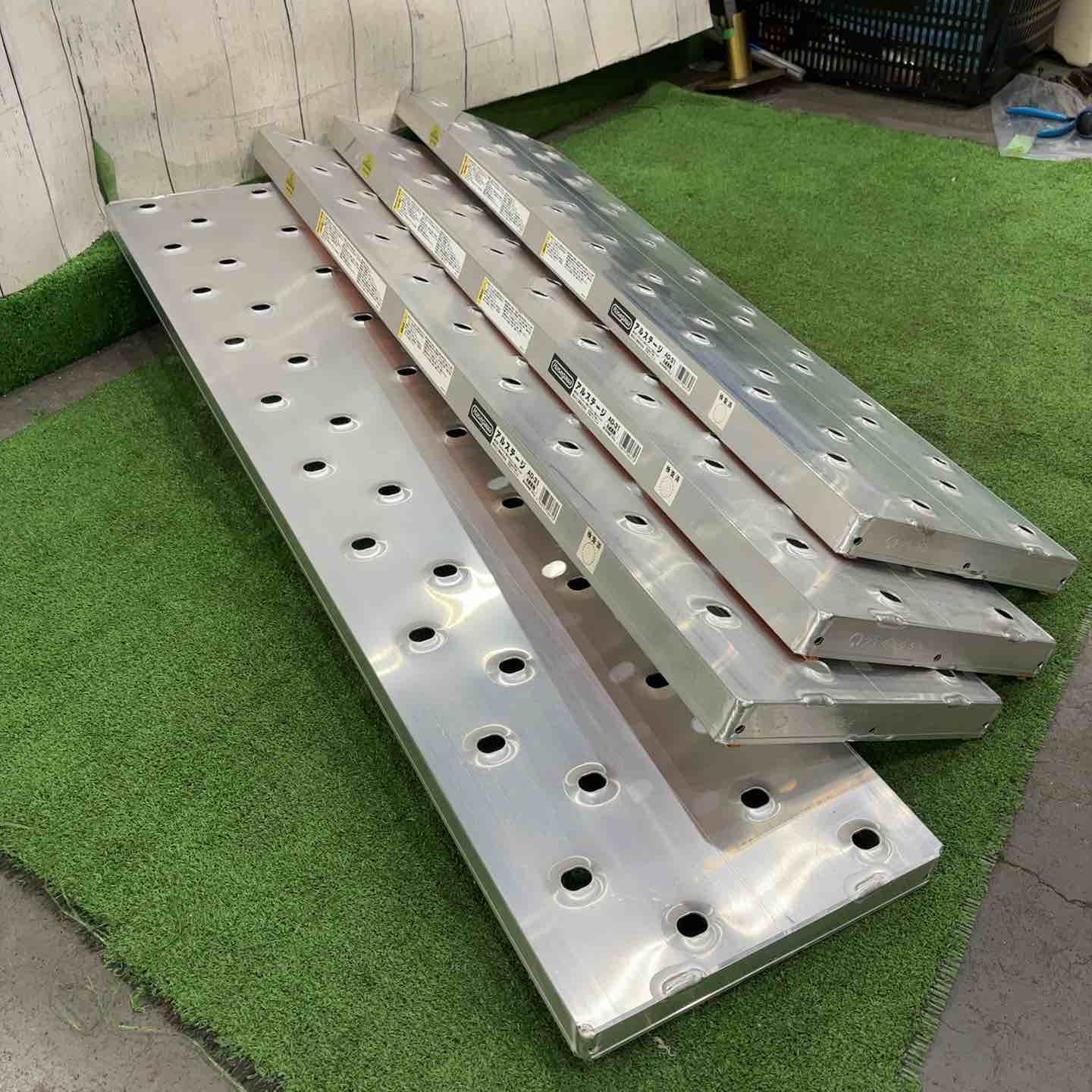 【未使用品】長谷川工業/Hasegawa 1mアルミ足場板4枚組 アルステージ 仮設工業会認定品 (定番) AD-31 (16092)【川口店】 長谷川工業/Hasegawa 1mアルミ足場板4枚組 アルステージ 仮設工業会