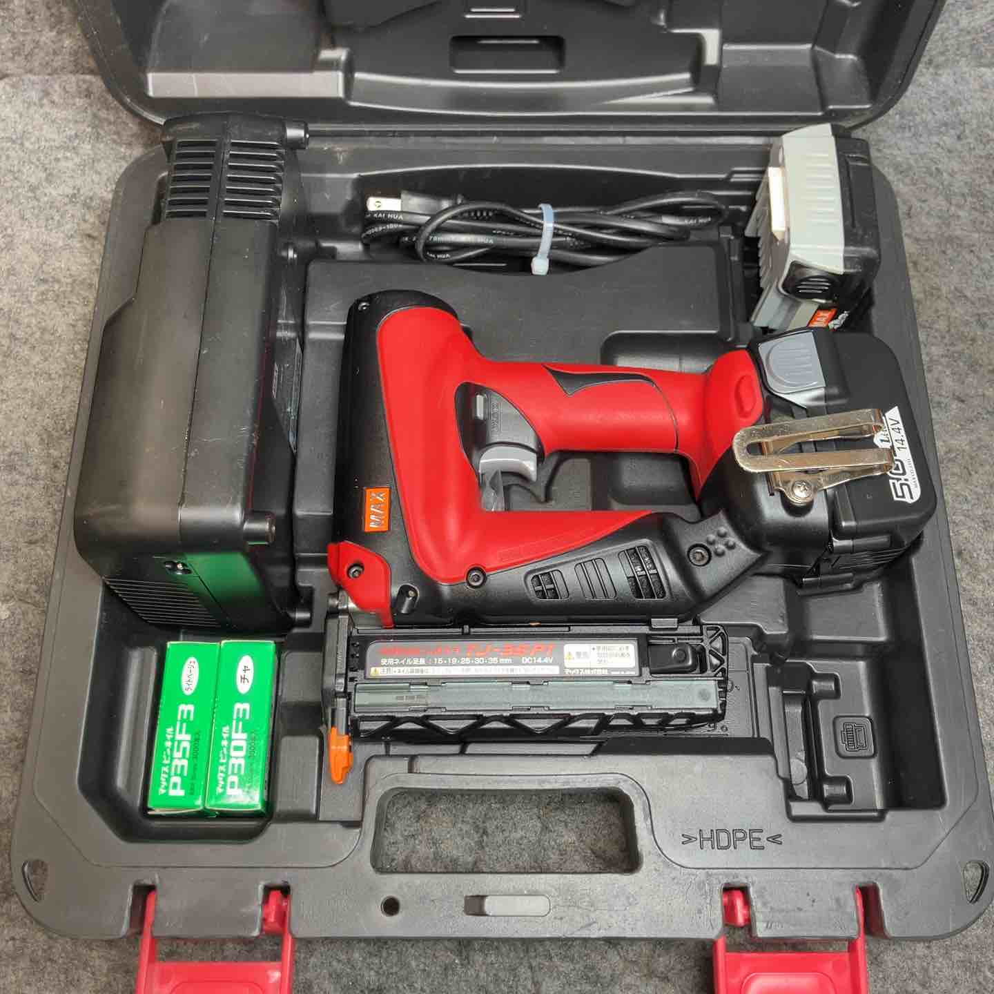 【北見市発】マックス MAX 充電式ピンネイラ TJ-35P1 赤 コードレス DIY 内装仕上げ 前使用者名前あり (D6660nthYM) マックス TJ-35P1-BC(1.5Ah) 充電式ピンネイラ(充電器・1.5Ah電池