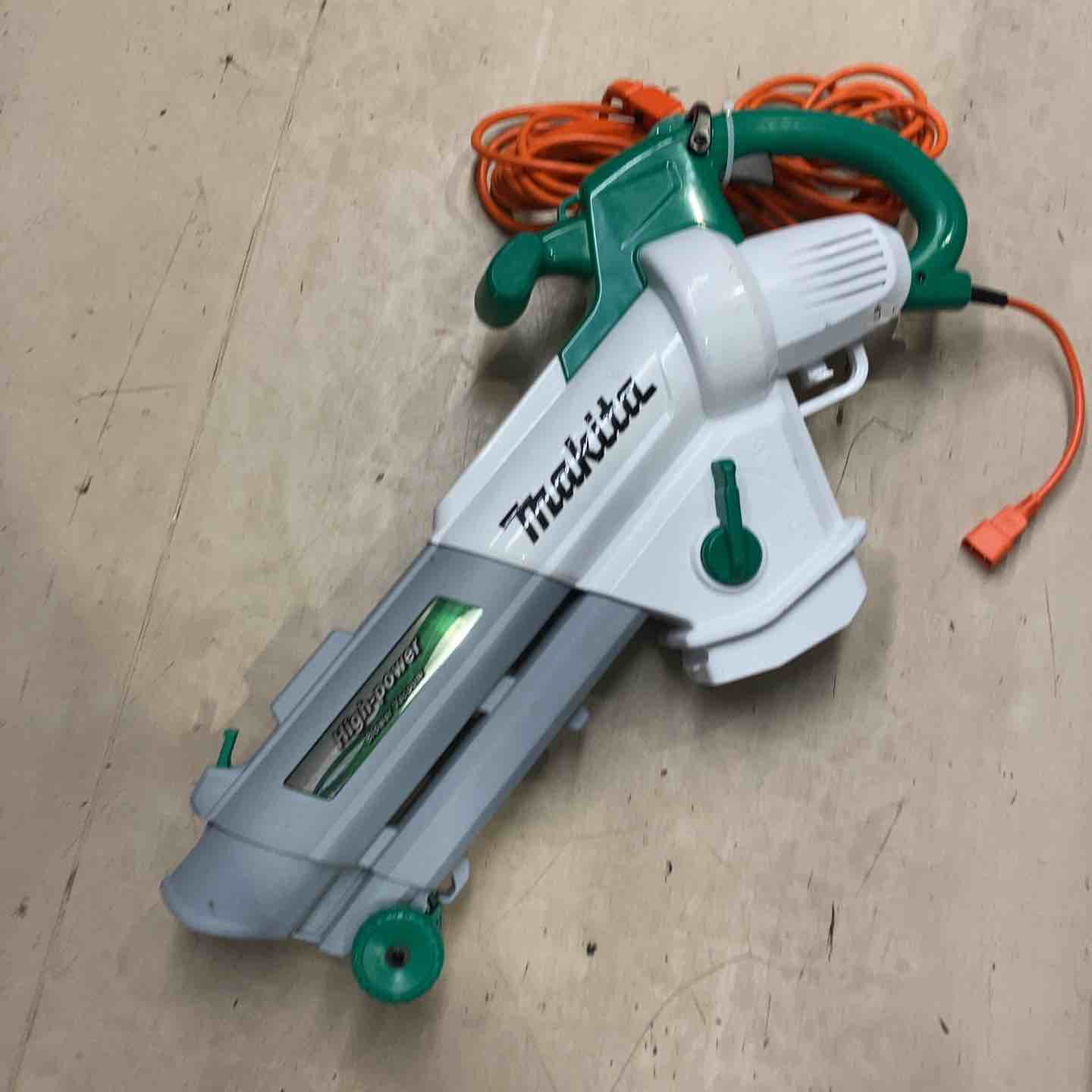 【中古】【動作OK】【店頭引取限定】　電気ブロワ/集じん機　ＭＡＫＩＴＡ　マキタ　ＭＵＢ１２００ マキタ（makita） 電気ブロワ集じん機「MUB1200 AC100V コード式 屋外