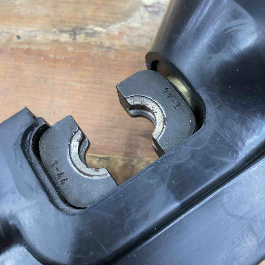 ▼泉精器 電動圧着機 REC-15  14.4Vバッテリー×2、充電器【柏店】