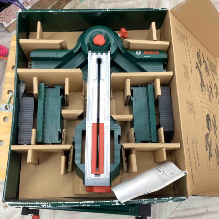 【店頭受取り限定】BOSCH 3点セット ジグソーガイド(PLS300) ワークベンチ(PWB600) ジグソー(PST18LIH )バッテリー18V1.5Ah×1【越谷店】