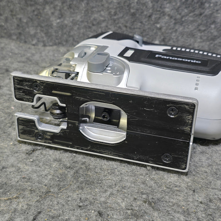 【中古品・18V 5.0Ahバッテリ1個、充電器、ケース付き!】パナソニック(Panasonic) コードレスジグソー EZ4550-H グレー【桶川店】
