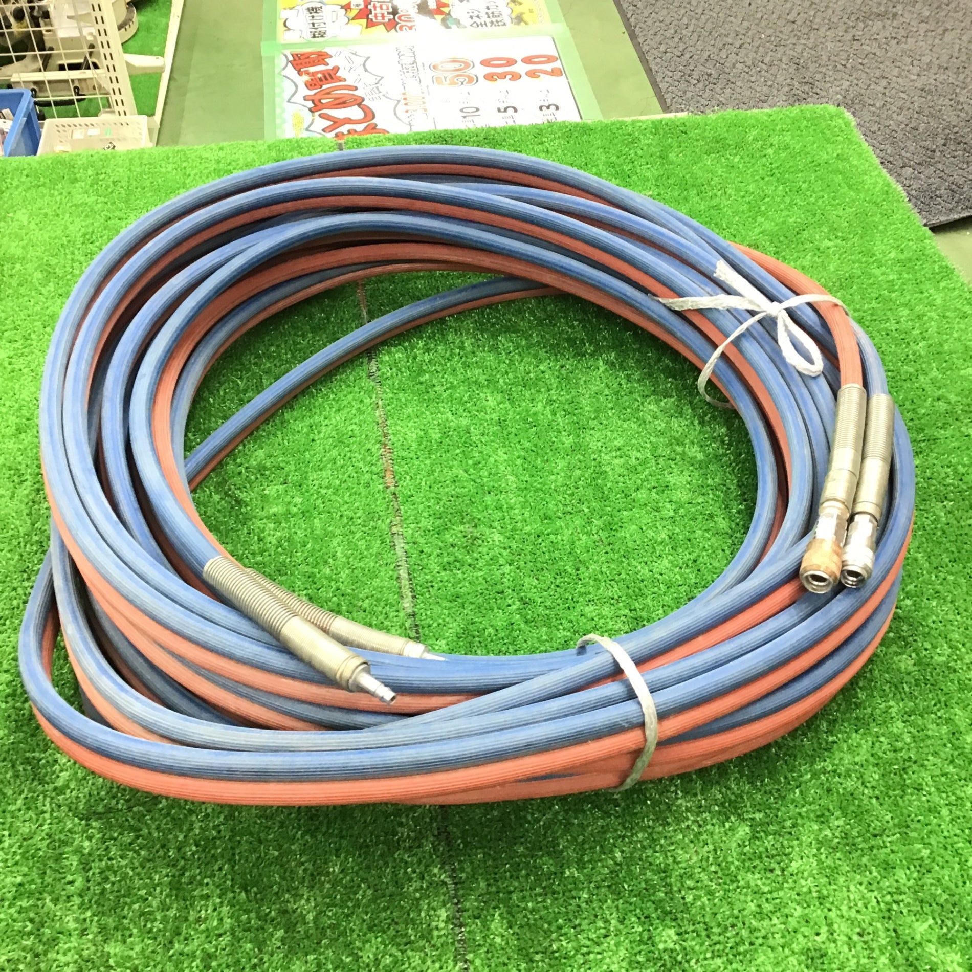 亀裂の入ったツインホースは使用をやめましょう　国産正規品　アセチレン　ツインホース　圧着カプラ付　20M ヒビの入ったガスホース ツインホースは即交換 江戸川区 藤井商店