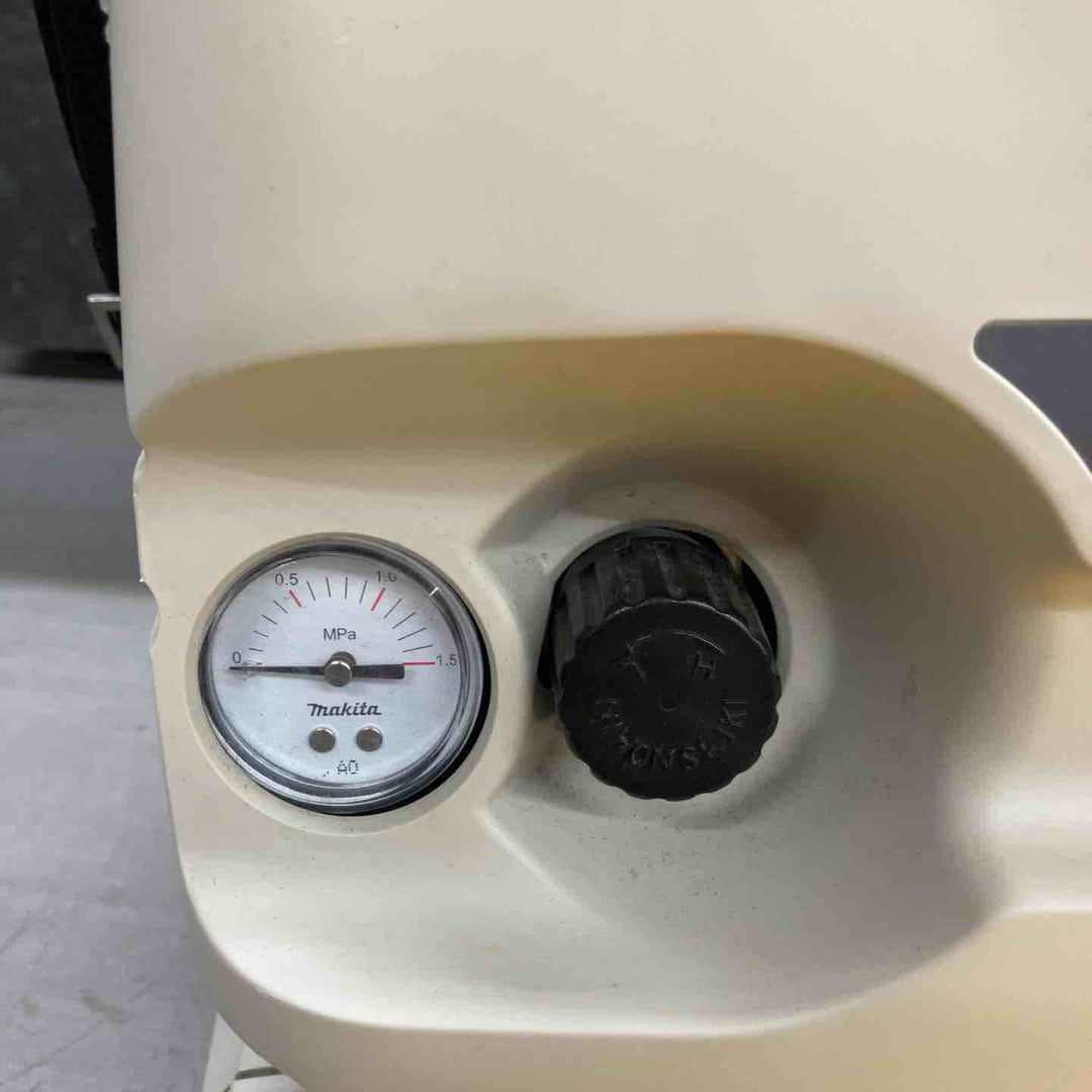 ★マキタ(makita) エアコンプレッサー AC700【戸田店】