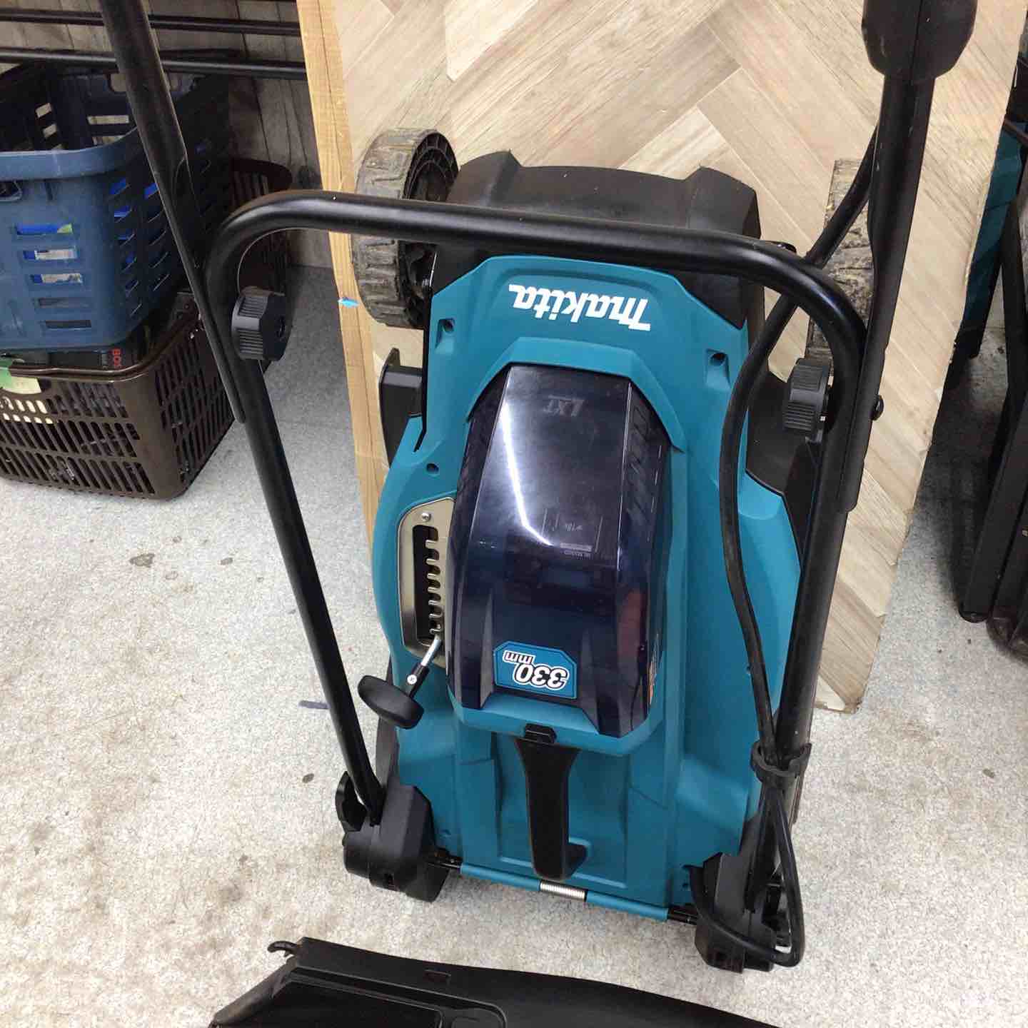 【中古美品 定価￥25,000】(マキタ / makita) 充電式芝刈機 MLM330DZ 中古品 店頭受取り限定】マキタ Makita 330ミリ充電式芝刈機 18V 本体