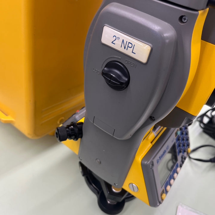 Trimble トリンブル トータルステーション M5 2NPL 測量機器 バッテリー 1個、充電コード付【越谷店】