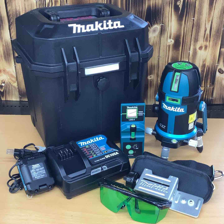 マキタ(makita)  コードレスグリーンレーザー墨出し器 SK312GDZN 本体のみ 矩・横・両縦  (SK312GDN) 10.8V 受光器付 耐衝撃 グリーン 大矩 ろく 高輝度 防滴 防じん 見やすい ガイドライン【越谷店】