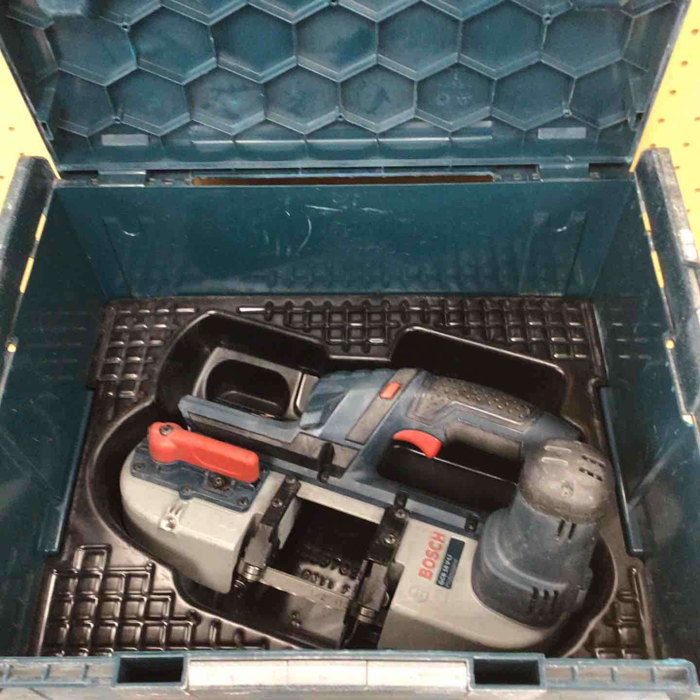 ◇ボッシュ(BOSCH) 18Vバッテリーバンドソー〔GCB18V-LI〕【川崎店 