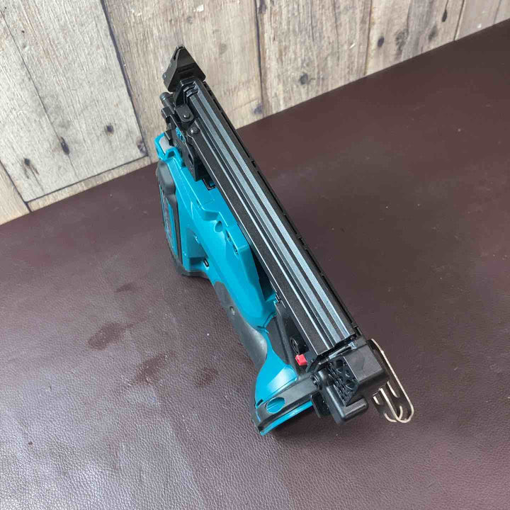【中古美品】 マキタ(makita)充電式35mm 面木釘打ち機 FN350DZ 18V6.0Ah1個付【東大和店】