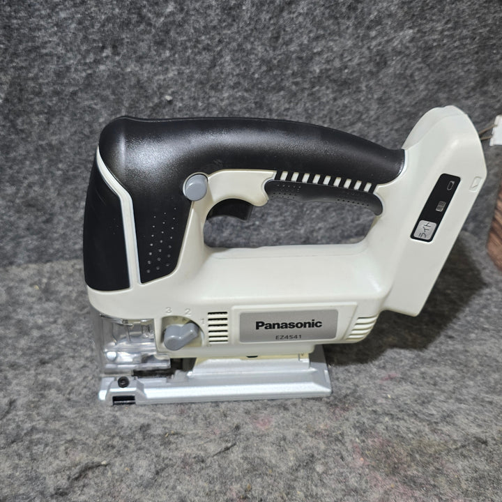 【中古品・バッテリ、充電器付き!】パナソニック(Panasonic) コードレスジグソー EZ4541LN1S-B(黒)【桶川店】