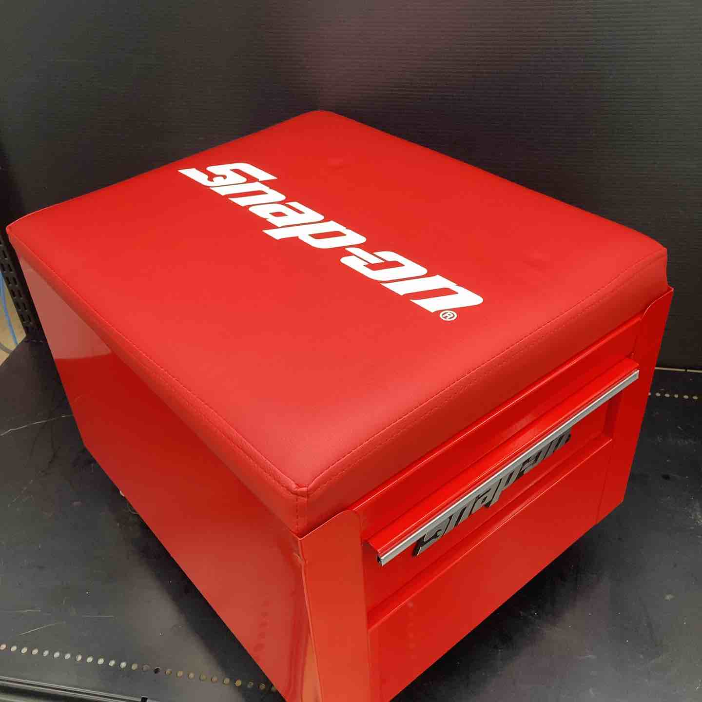 【久留米】【引き取り限定】【中古品】Snap-on スナップオン 型式不明 シートクリーパー 工具箱 4輪キャスター 二口引き出し W:約50cm×D:約42cm×H:約39cm 久留米】【引き取り限定】【中古品】Snap-on スナップオン 型式不明