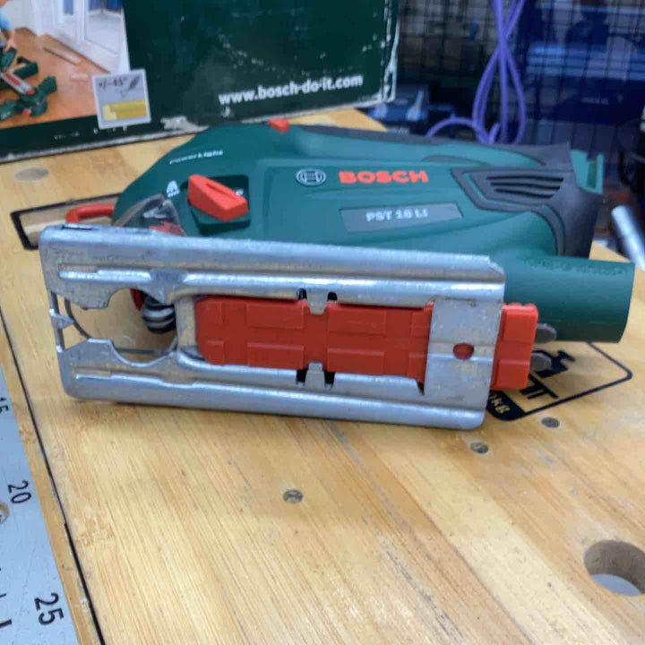 【店頭受取り限定】BOSCH 3点セット ジグソーガイド(PLS300) ワークベンチ(PWB600) ジグソー(PST18LIH )バッテリー18V1.5Ah×1【越谷店】