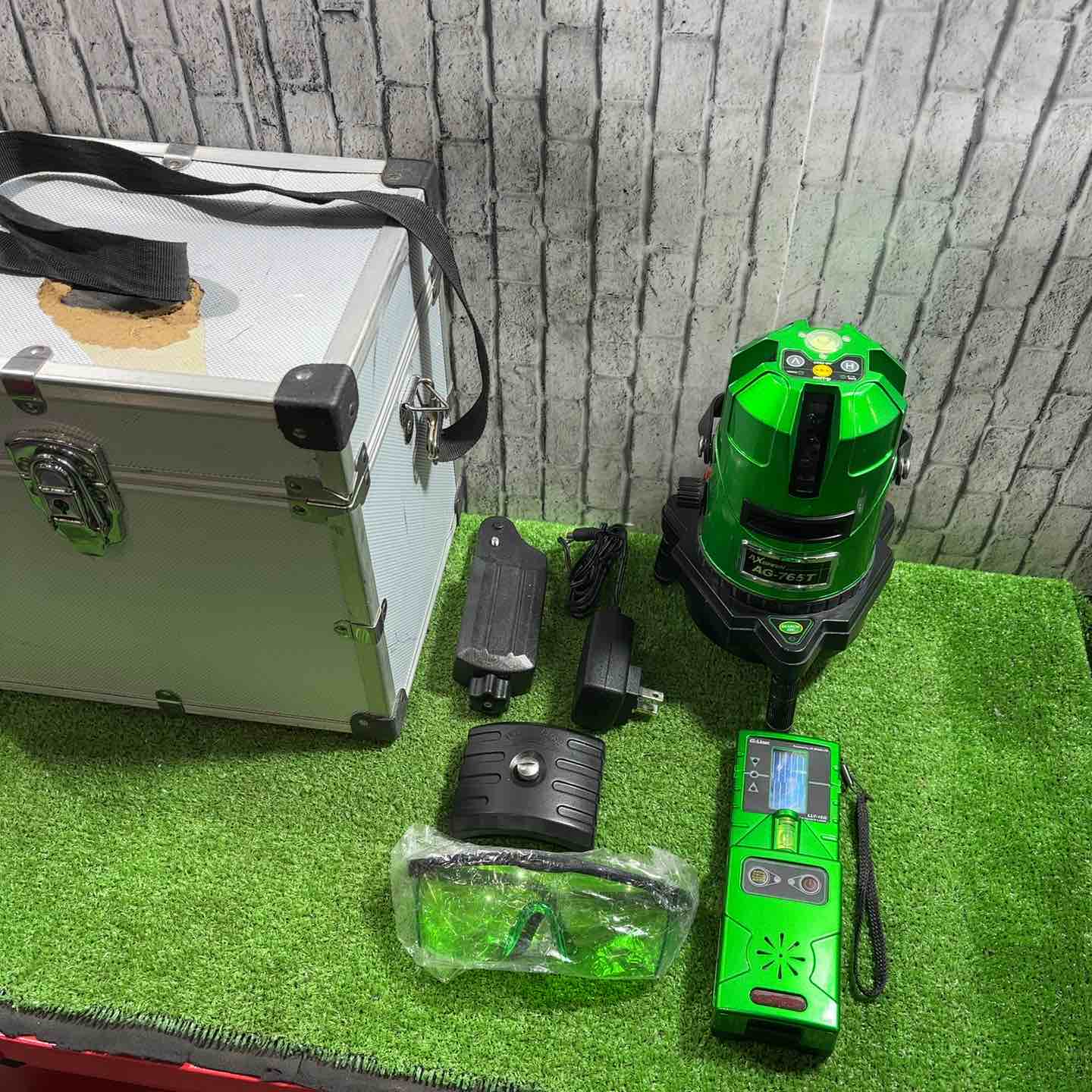 ◇アックスブレーン 高輝度自動探知グリーンレーザー墨出し器 AG-765T