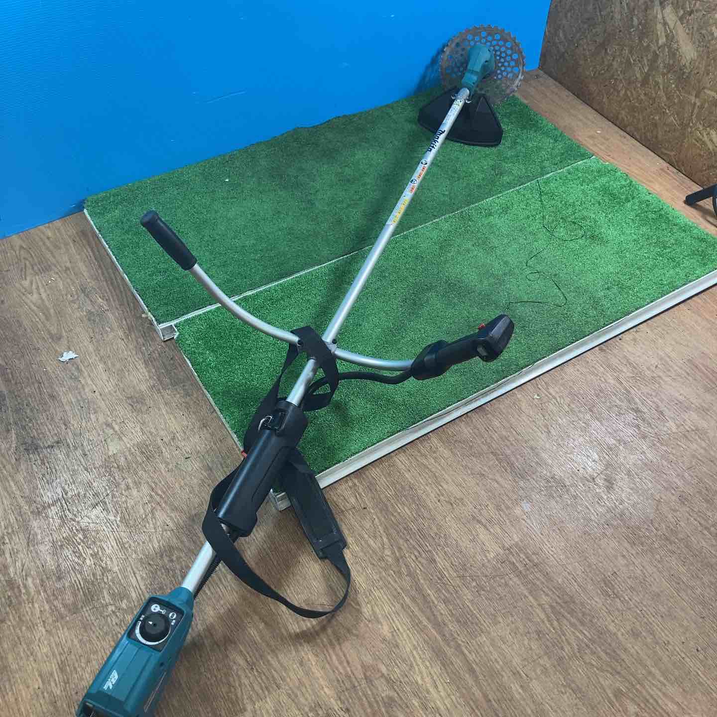 店頭受取り限定】◇マキタ(makita) コードレス刈払機 MUR182UDZ