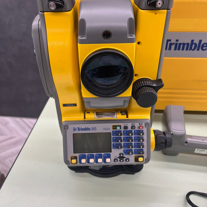 Trimble トリンブル トータルステーション M5 2NPL 測量機器 バッテリー 1個、充電コード付【越谷店】