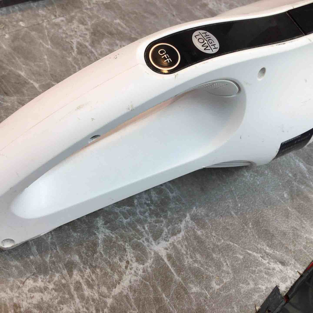 ◇パナソニック(Panasonic) コードレススティッククリーナー  ホワイト 本体のみ EZ37A3-W【八潮店】