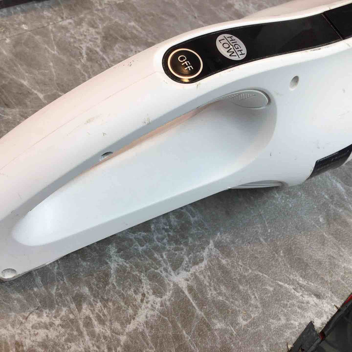 ◇パナソニック(Panasonic) コードレススティッククリーナー  ホワイト 本体のみ EZ37A3-W【八潮店】