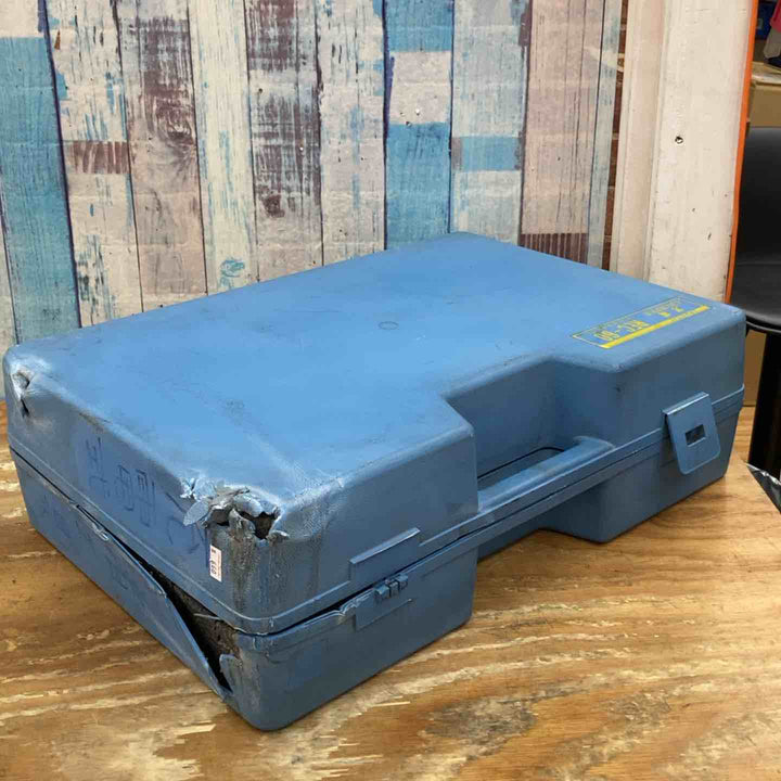 ▼泉精器 電動圧着機 REC-60 14.4Vバッテリー×2、充電器 ケースのダメージ大 側面に落とせない文字あり【柏店】