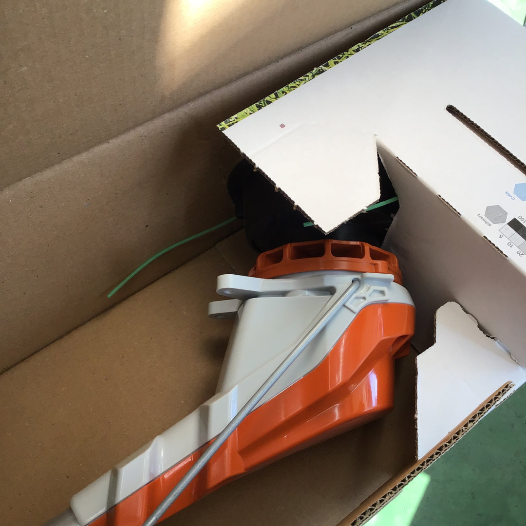 【店頭受取り限定※箱破れあり※】STHIL 36Vバッテリー刈払機 FSA60R 充電器、バッテリ付き【桶川店】