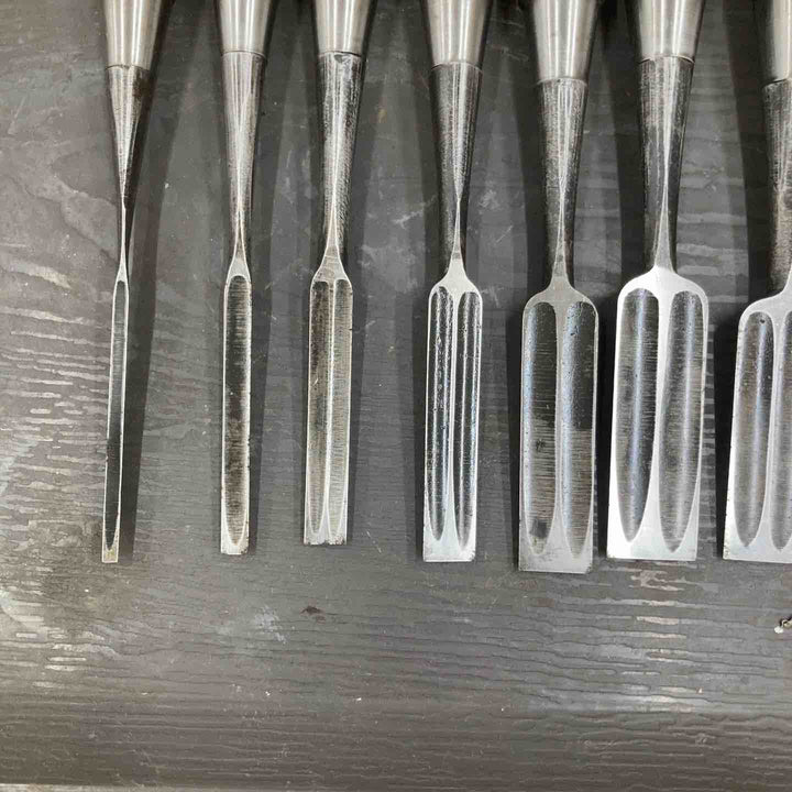 【中古品】 「東俊次」銘 鑿  のみ 10本組 黒檀柄 三ツ裏・四ツ裏 和工具 大工道具【柏店】