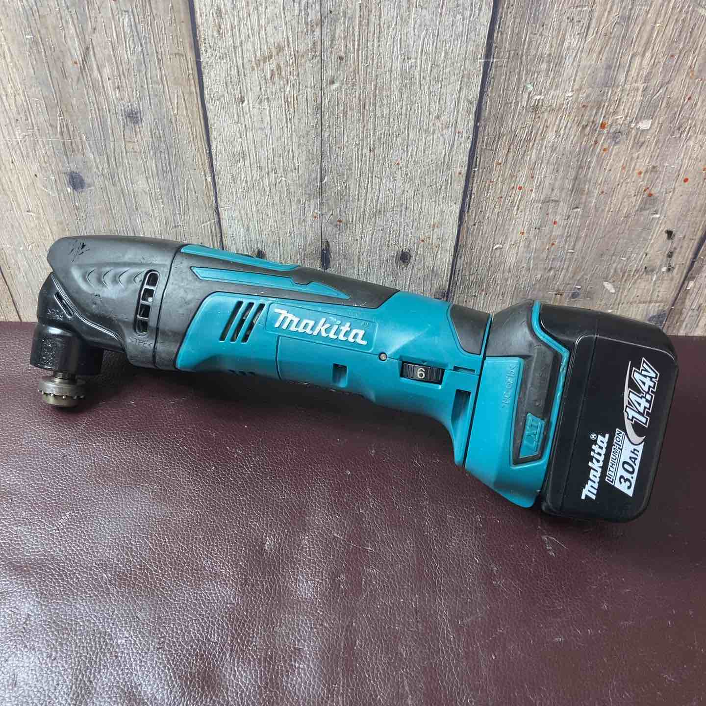 【中古品】 マキタ(makita) コードレスマルチツール  TM40DZ 14.4V3.0Ahバッテリー1個付属 【東大和店】 中古品】 マキタ(makita) コードレスマルチツール TM40DZ 14.4V3.0Ah