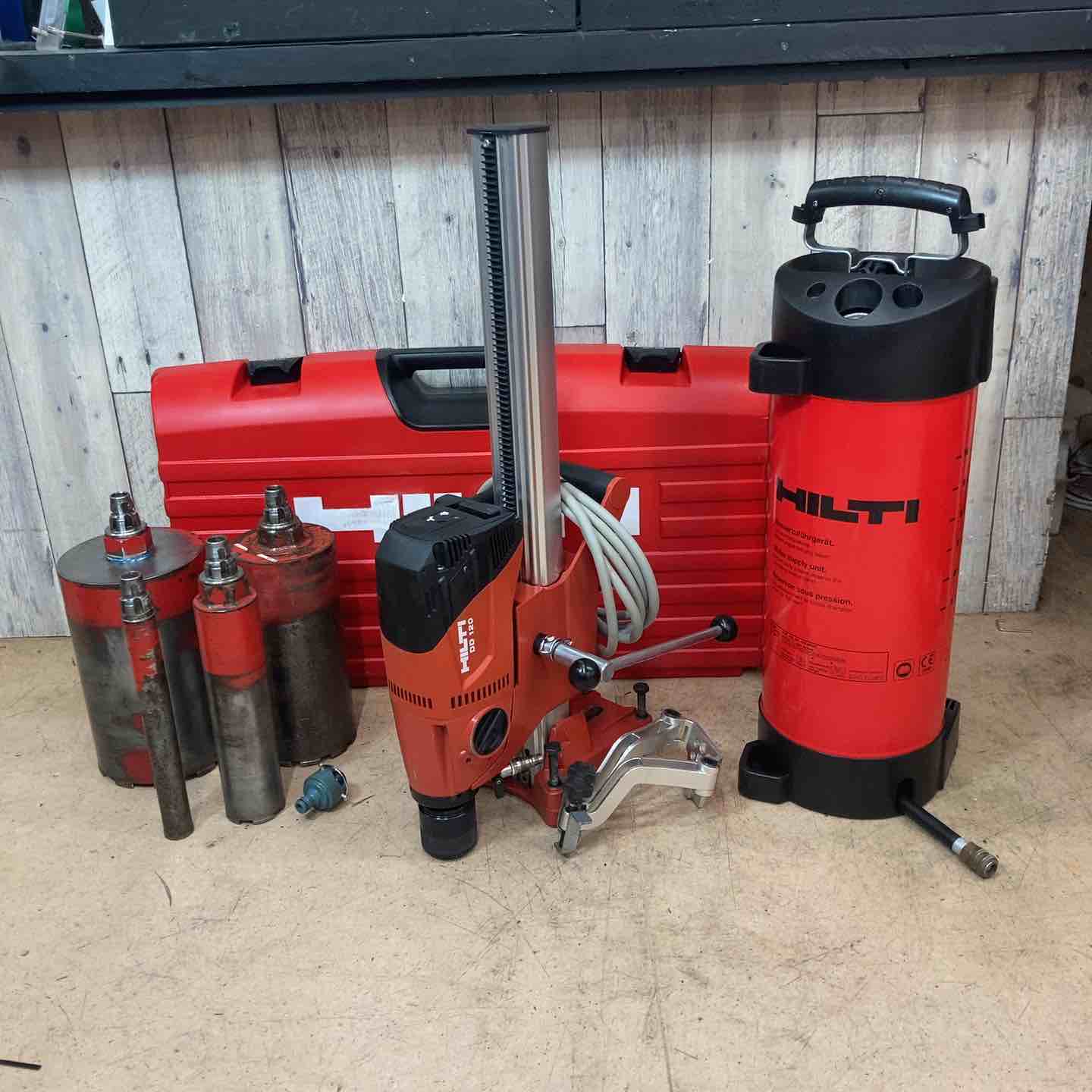 【中古品】ヒルティ(HILTI) ダイヤモンドコアドリル DD120 給水タンク コアビット付属【東大和店】 中古品】ヒルティ(HILTI) ダイヤモンドコアドリル DD120 給水タンク