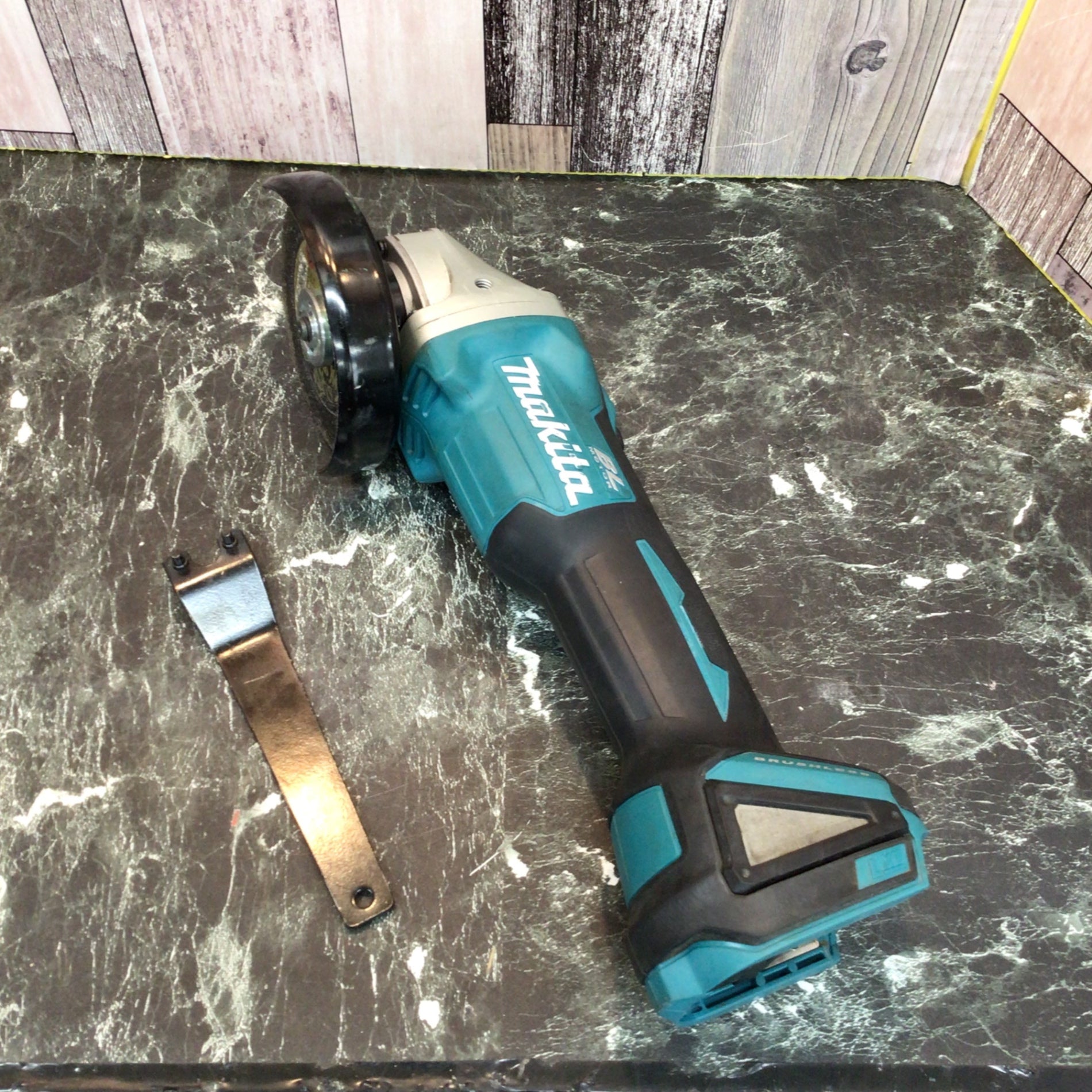 ☆マキタ(makita) 100mmコードレスディスクグラインダ GA404DZN