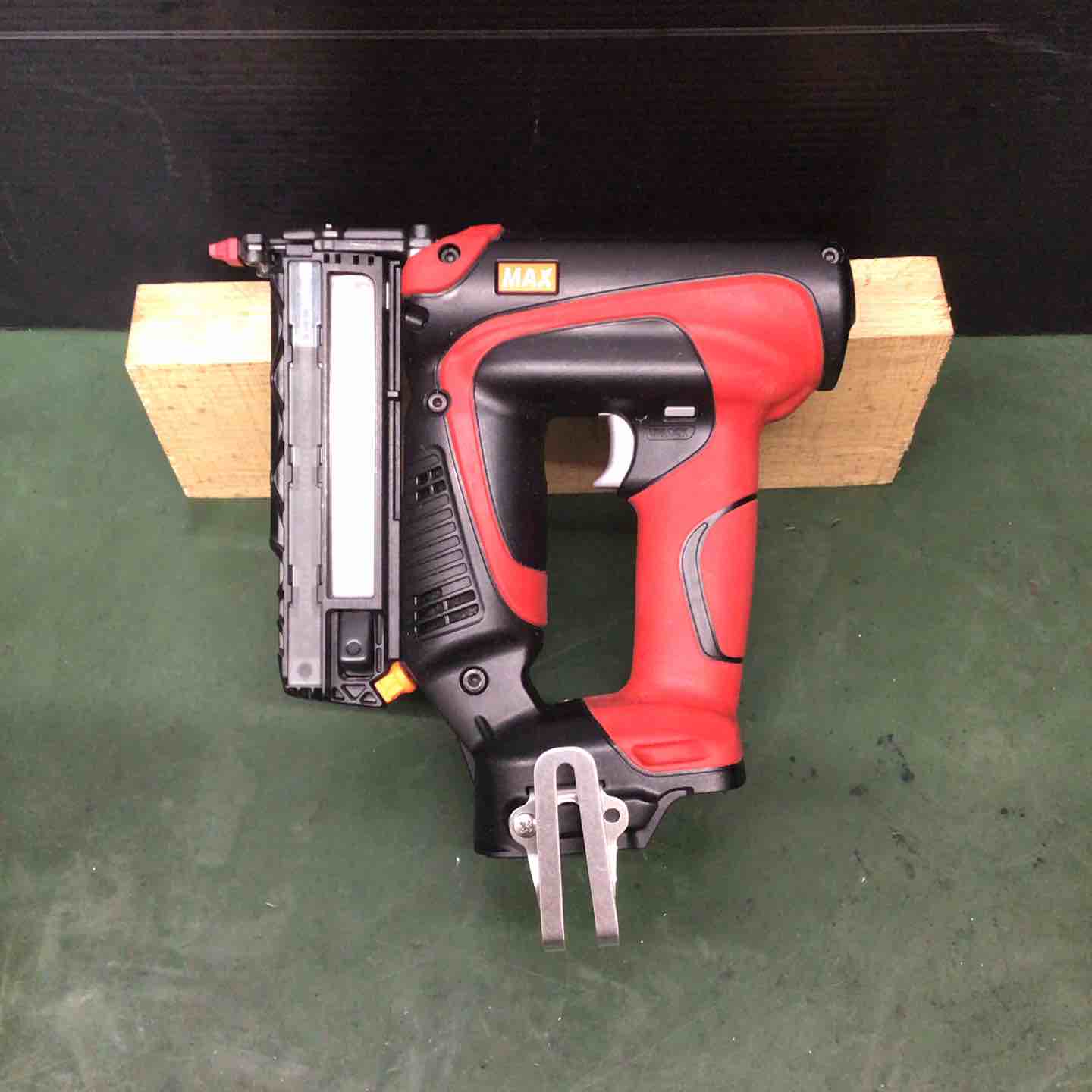 MAX TJ-35P3 充電式ピンネイラ【野田愛宕店】【店頭取引限定】【中古】管理番号：ITX25J848YTG MAX TJ-35P3 充電式ピンネイラ 14.4V・18V兼用 ウエダ金物【公式サイト】