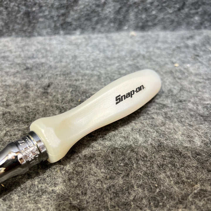 ▼スナップオン/Snap-on 3/8drスイべルヘッドラチェット 差込角:3/8 FHNFD100 旧グリップ パールホワイト【桶川店】