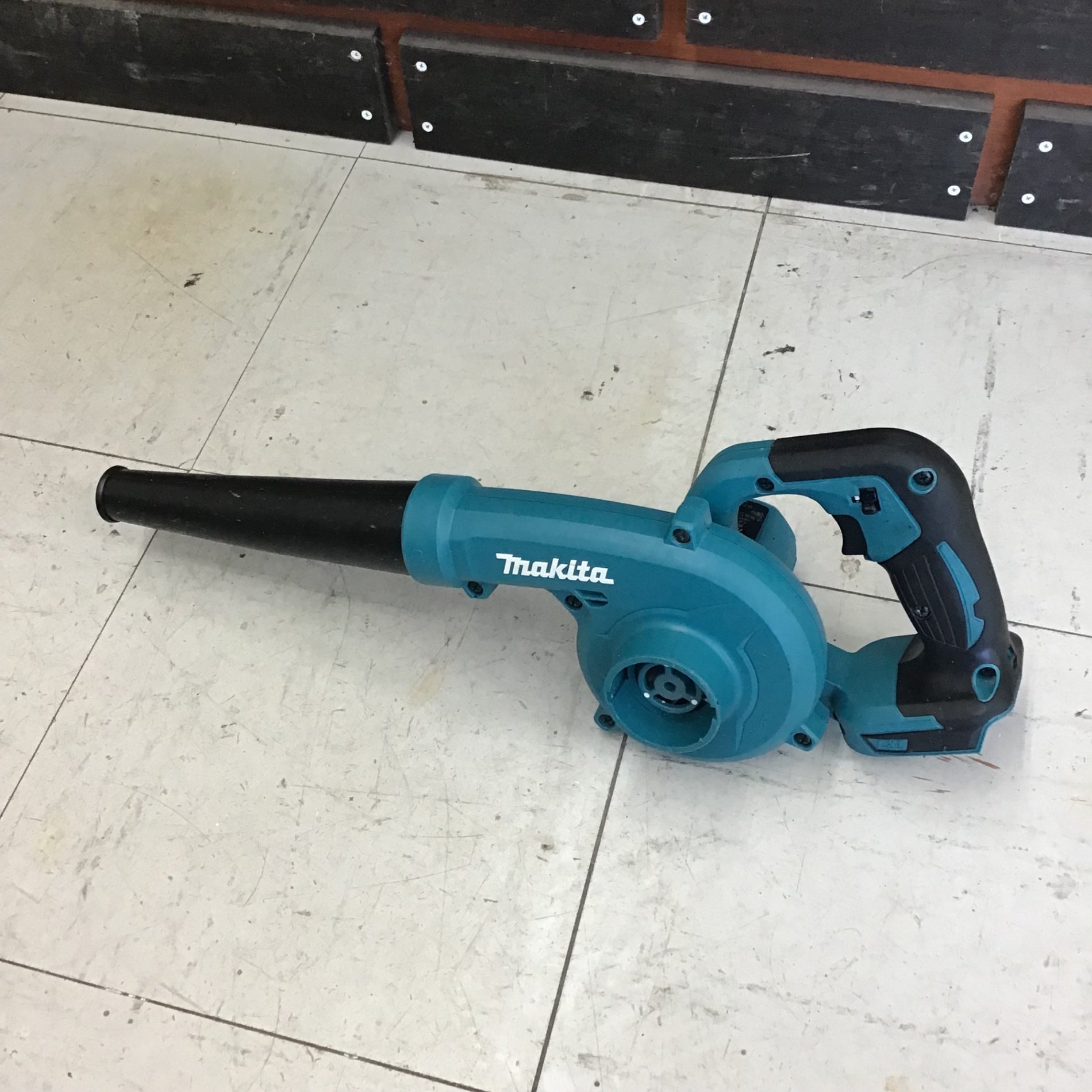中古品】 マキタ/makita コードレスブロワ・UB185DZ 【鴻巣店