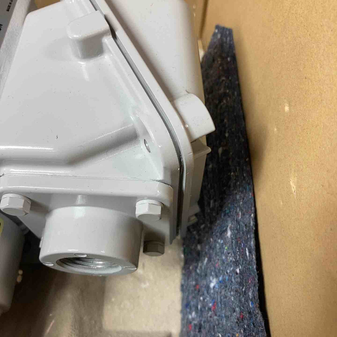 【未使用品(店頭展示品)】保管品 TOSHIBA(東芝)200V 安全増防爆形モートル IK-FBKW8X 4P-0.75kW 安全増防爆形・脚取付