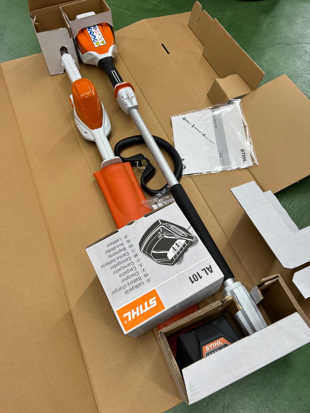 STIHL スチール HSA56 ヘッジトリマー ロングリーチヘッジトリマー バッテリー付 充電器付【桶川店】