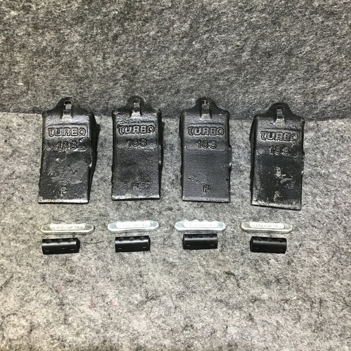【長期保管未使用品・送料無料!】ユンボ 重機 バケット 爪 日立 TURBO 18S 4個 ピン、ラバー付き【桶川店】