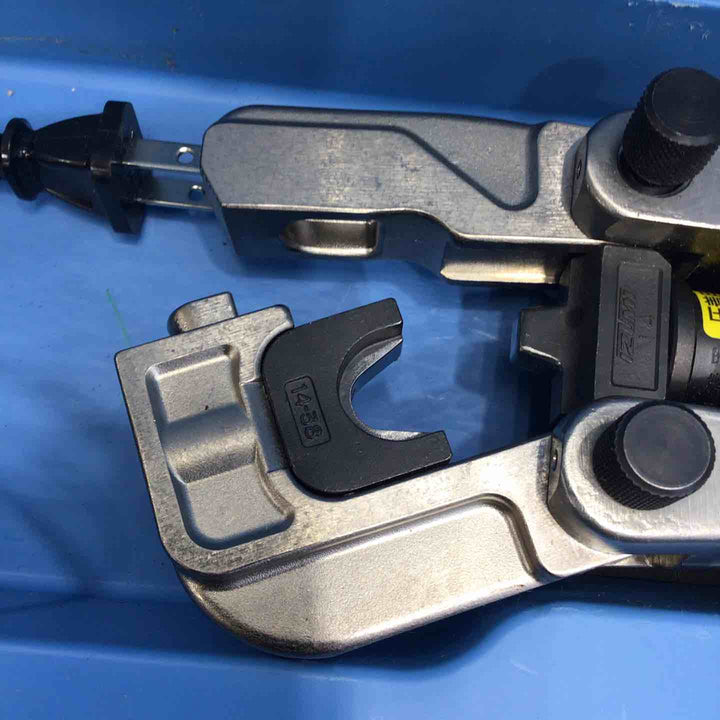 ◇泉精器(IZUMI) コードレス油圧式圧着工具 REC-150FM【草加店】