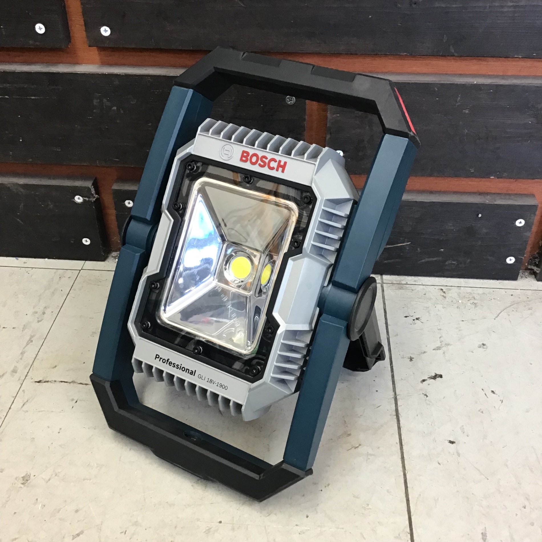 中古品】 ボッシュ/BOSCH コードレスライト GLI-18V-1900 【鴻巣