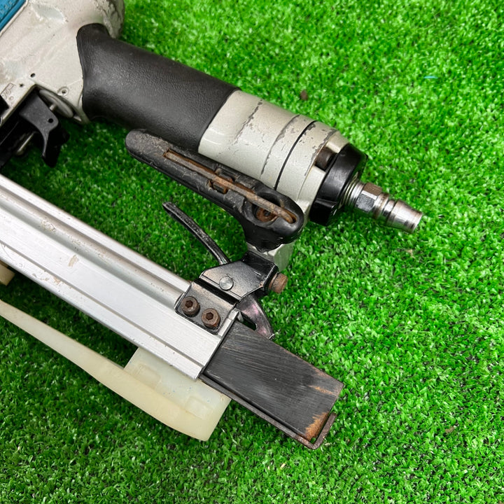 〇マキタ(makita) 常圧エアタッカ 10mm AT1025A【桶川店】