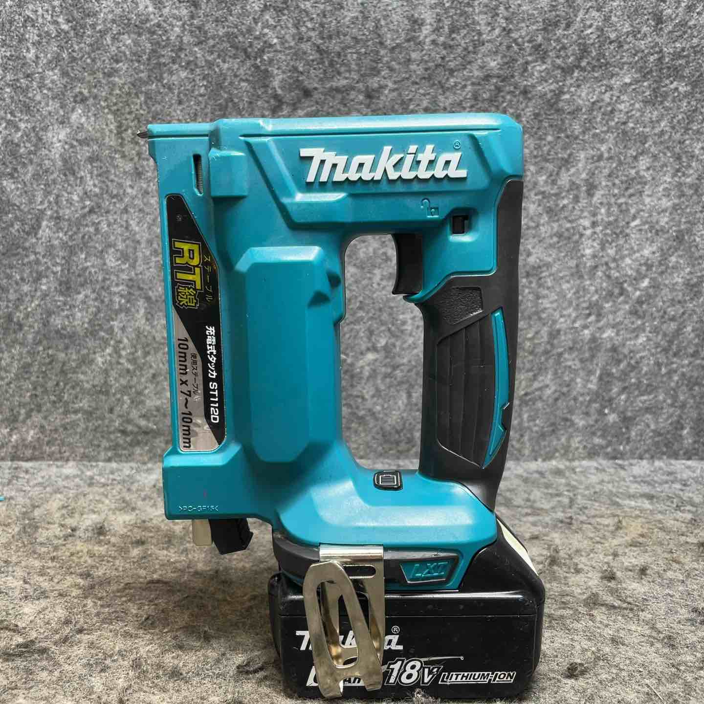【中古】【店頭引取限定】 MAKITA マキタ 電動タッカ ST112D コードレス式 ブルー 18V 13,200円 マキタ(makita) コードレスタッカ ST112DZK 18V6.0Ahバッテリー付