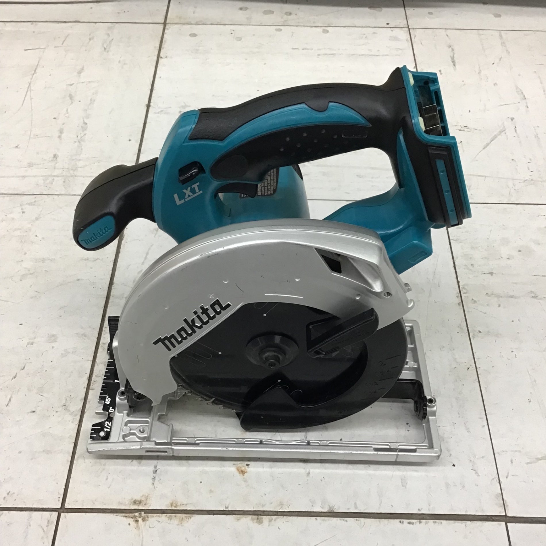 ✨マキタ　中古　XSS02 充電式マルノコ　※海外モデル✨うるま市田場✨ マキタ（makita） 国内仕様 XSS02Z 丸ノコ 18V 充電式 青 純正品 本体+