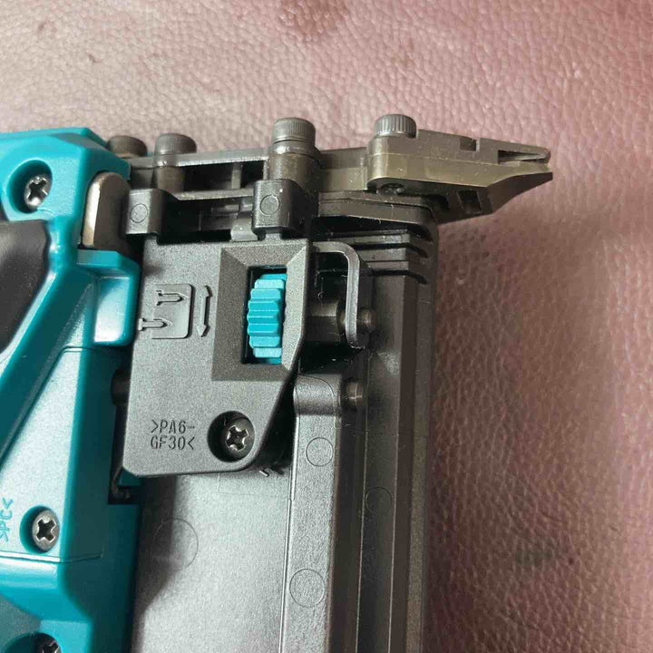 【中古美品】 マキタ(makita)充電式35mm 面木釘打ち機 FN350DZ 18V6.0Ah1個付【東大和店】