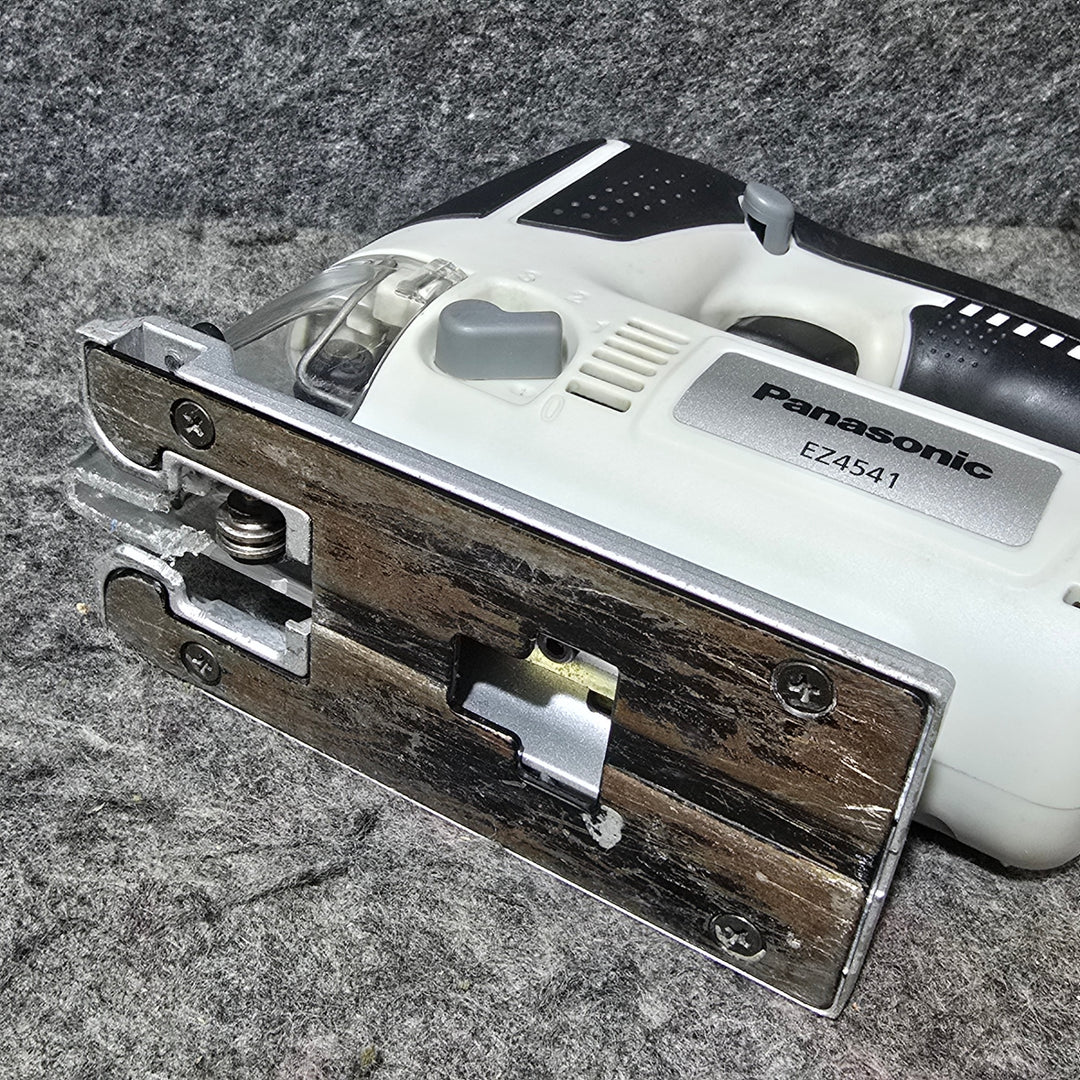 【中古品・バッテリ、充電器付き!】パナソニック(Panasonic) コードレスジグソー EZ4541LN1S-B(黒)【桶川店】
