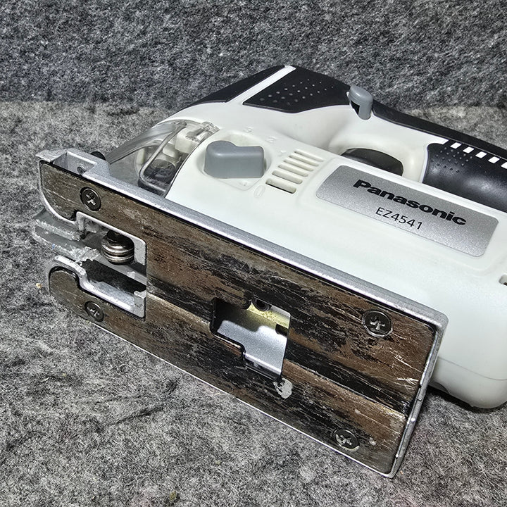 【中古品・バッテリ、充電器付き!】パナソニック(Panasonic) コードレスジグソー EZ4541LN1S-B(黒)【桶川店】