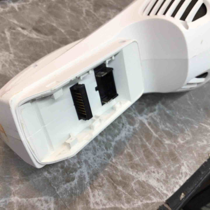 ◇パナソニック(Panasonic) コードレススティッククリーナー  ホワイト 本体のみ EZ37A3-W【八潮店】