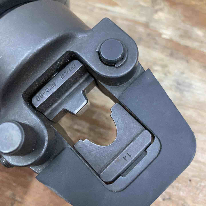 ▼泉精器 電動圧着機 REC-60 14.4Vバッテリー×2、充電器 ケースのダメージ大 側面に落とせない文字あり【柏店】